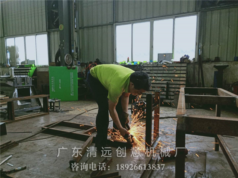工厂生产车间员工正在进行多片锯机械焊接工作