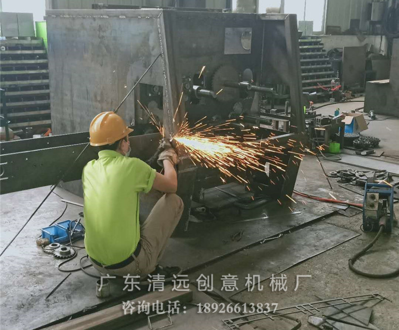 生产车间工人师傅正在焊接圆木多片锯机器，采用V型送料链，抓料更稳