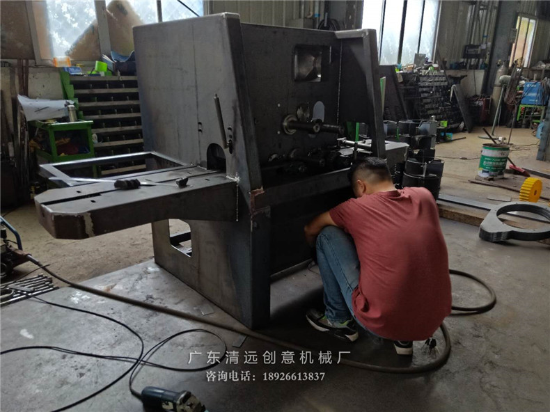 多片锯生产车间一角，工人师傅正在制造圆木多片锯机器
