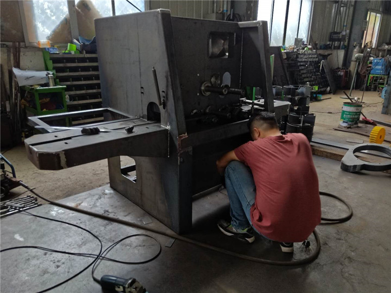 生产车间正在制造118型圆木多片锯，又称为“树尾机”