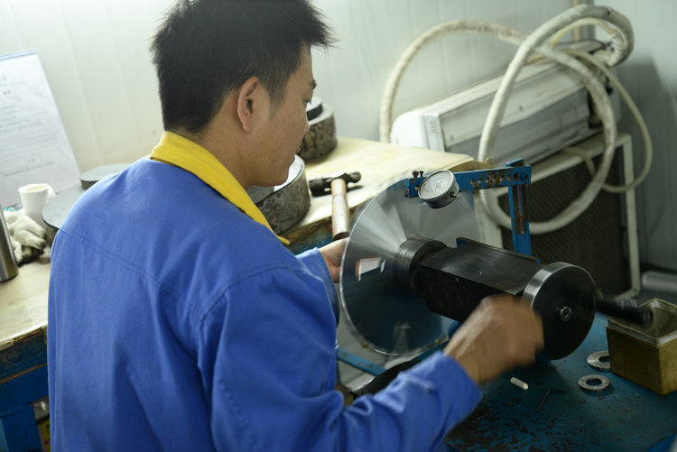 创意木工机械厂合金锯片生产车间，工人正在锯片检查；保证每一片合金锯片高品质出品